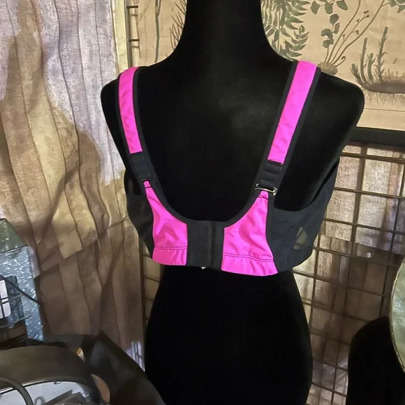 EUC Livi Active Black and Pink Sports Bra.  Size 44DDD - Picture 2 of 2